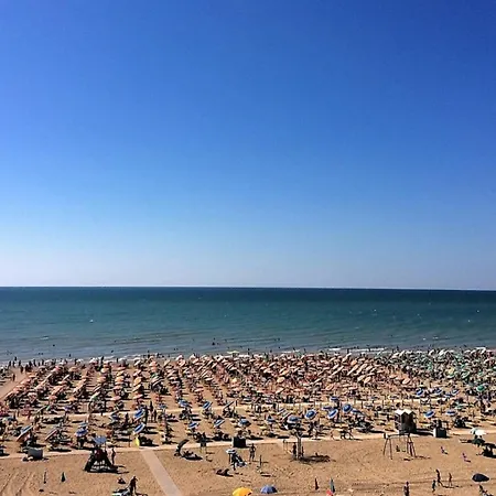 Dinky 239 Apartment *